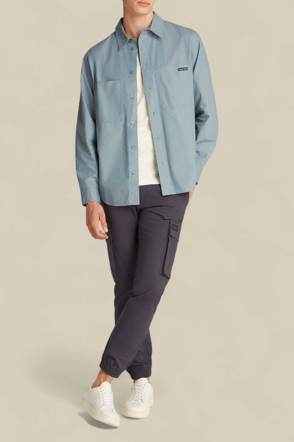 תמונת כל הלוק של חולצה מכופתרת